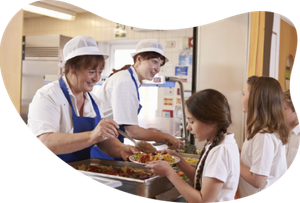 Personnel de restauration scolaire en self service